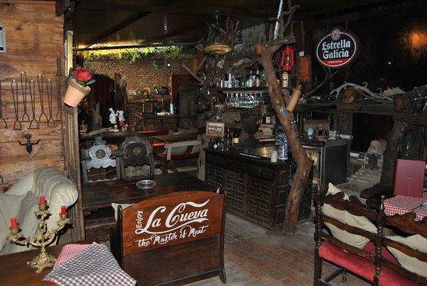 La Cueva - Mesa Terraza Interior 01